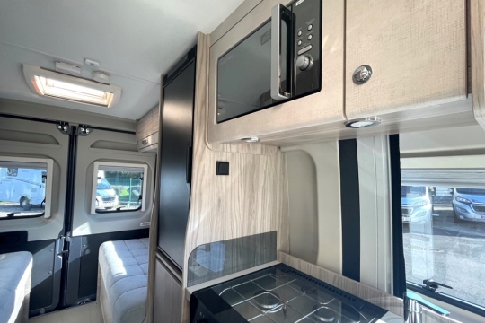 elddis-autoquest-cv40-interior-kitchen-to-rear.jpg