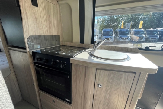 elddis-autoquest-cv40-interior-kitchen.jpg