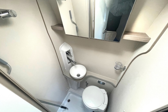 elddis-autoquest-cv40-interior-bathroom.jpg