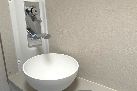 elddis-autoquest-cv40-interior-bathroom-sink.jpg