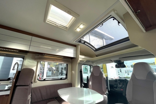 rollerteam-autoroller-695-p-interior-front-lounge-skylight.jpg