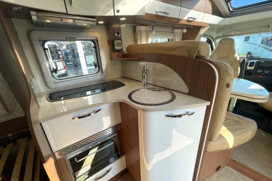 burstner-nexxo-t720-sovereign-interior-kitchen.jpg