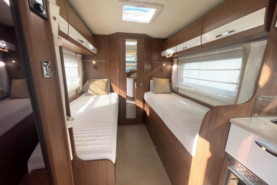 burstner-nexxo-t720-sovereign-interior-beds.jpg