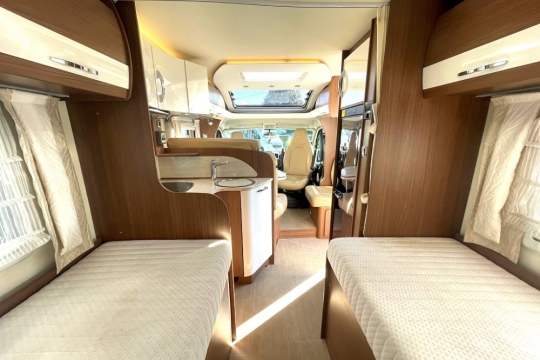 burstner-nexxo-t720-sovereign-interior-beds-to-front.jpg