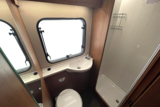 auto-trail-tribute-t736g-interior-bathroom.jpg