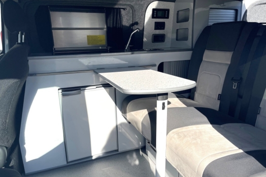 nissan-nv200-acenta-dci-interior-dining-area.jpg