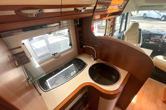 rapido-890f-interior-kitchen.jpg