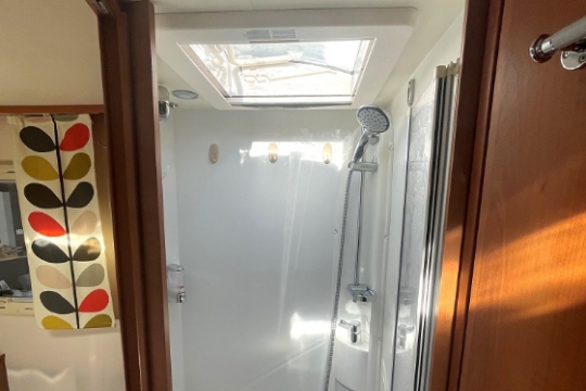 rapido-890f-interior-shower.jpg