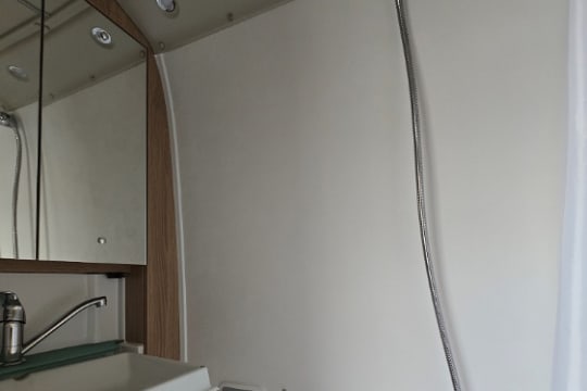 auto-trail-v-line-635-sport-interior-shower.jpg