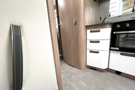 laika-ecovip-l-4012-ds-interior-door-to-kitchen.jpg