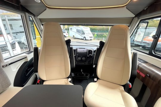 laika-ecovip-4112-ds-interior-cab.jpg