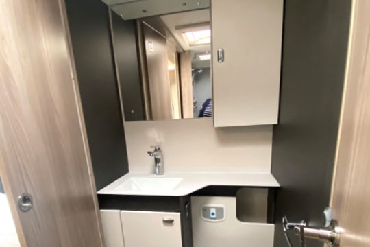 swift-voyager-594-interior-bathroom.jpg