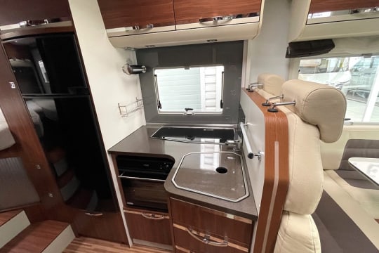 adria-matrix-supreme-670-interior-kitchen.jpg