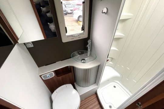 adria-matrix-supreme-670-interior-washroom.jpg