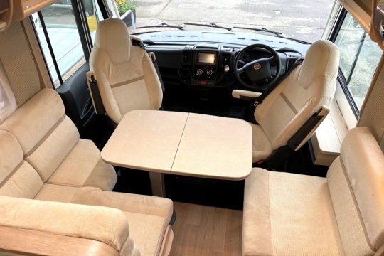 rapido-850f-interior-dining.jpg