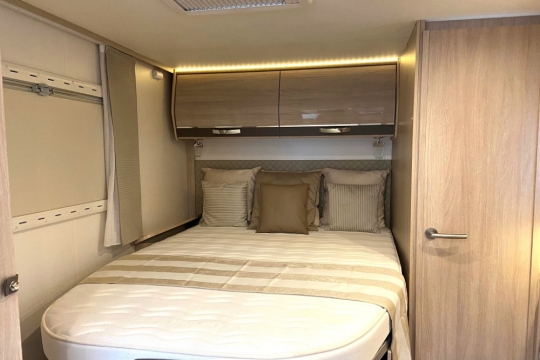 rapido-850f-interior-cab-bed.jpg