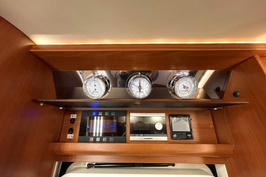 carthago-liner-for-two-I53-interior-dials-and-controls.jpg