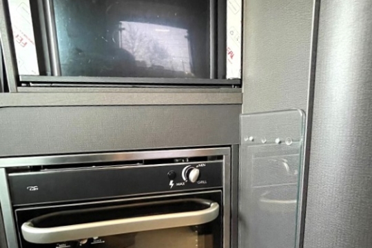 swift-trekker-xl-interior-oven.jpg