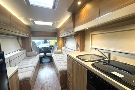 elddis-autoquest-175-interior-kitchen-to-front.jpg