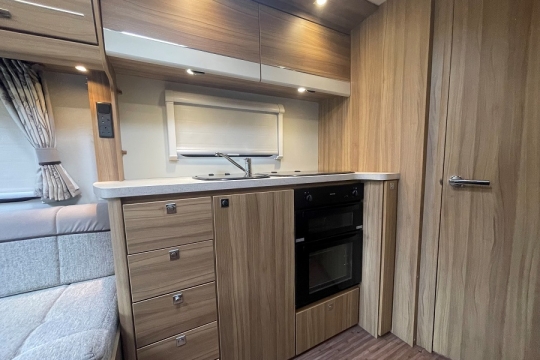 elddis-autoquest-175-interior-kitchen.jpg