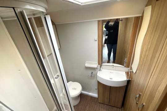 elddis-autoquest-175-interior-bathroom.jpg