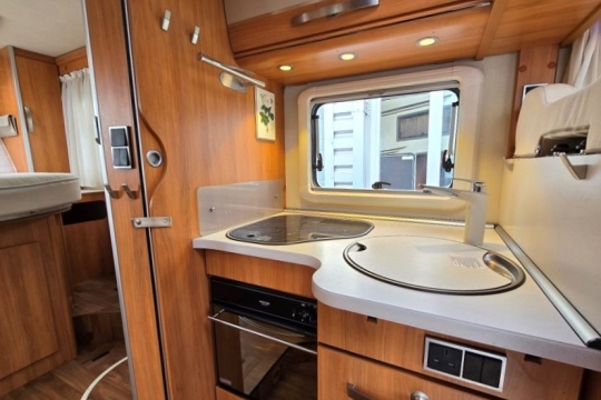 hymer-exsis-i-598-interior-kitchen.jpg