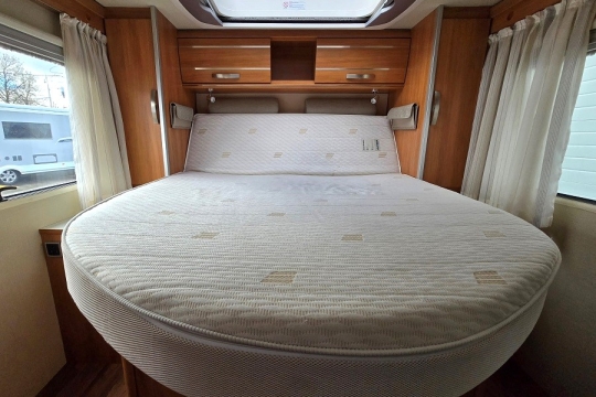 hymer-exsis-i-598-interior-bed-closeup.jpg