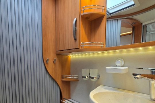 hymer-exsis-i-598-interior-bathroom.jpg