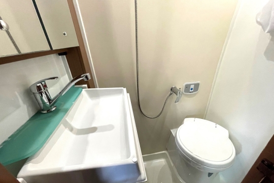 auto-trail-v-line-636-se-interior-foldout-sink.jpg