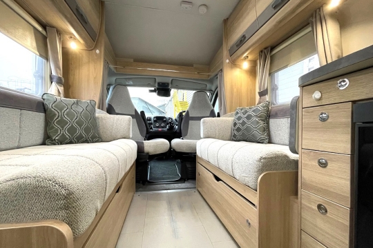 elddis-autoquest-185-interior-front-lounge.jpg