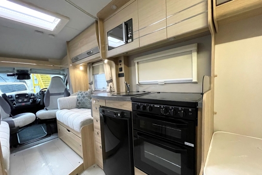 elddis-autoquest-185-interior-kitchen-to-front.jpg