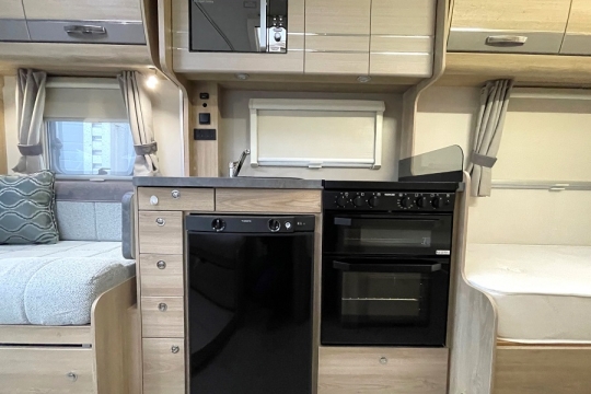 elddis-autoquest-185-interior-kitchen.jpg