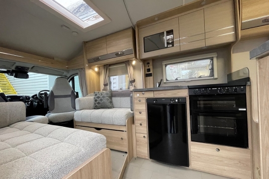 elddis-autoquest-185-interior-dodor-to-front.jpg