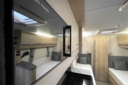 elddis-autoquest-185-interior-microwave-to-back.jpg