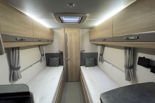 elddis-autoquest-185-interior-bedroom.jpg