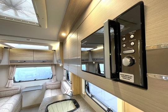 elddis-majestic-196-interior-microwave-to-rear.jpg