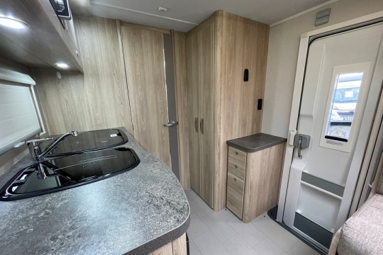 elddis-majestic-105-interior-mid-van.jpg