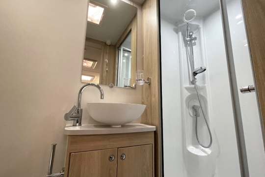 elddis-majestic-105-interior-bathroom-2.jpg