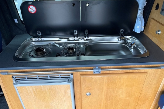 vw-transporter-teahupoo-conversion-interior-kitchen-hob.jpg