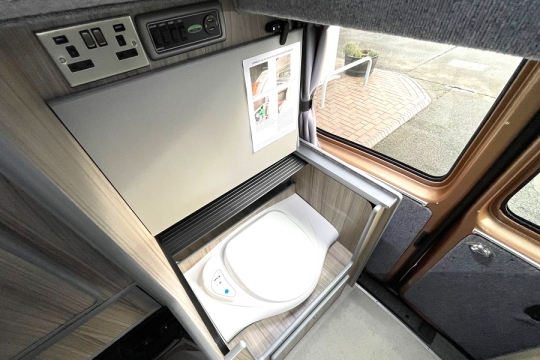 vw-leisuredrive-vivanti-interior-toilet.jpg