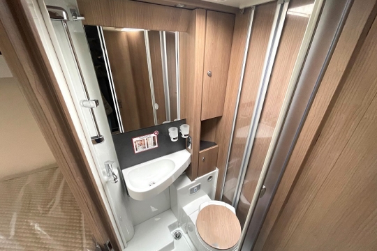 carthago-c1-tourer-141-kb-le-interior-washroom.jpg