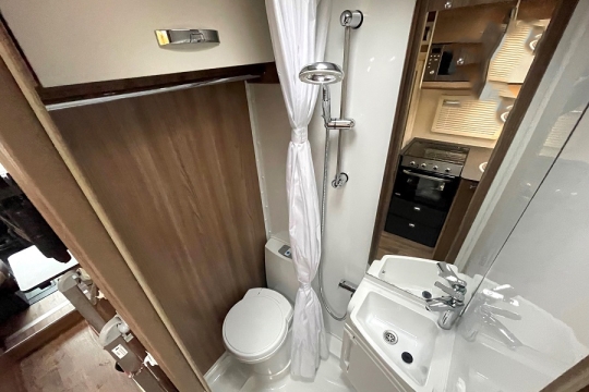 swift-escape-685-interior-washroom.jpg