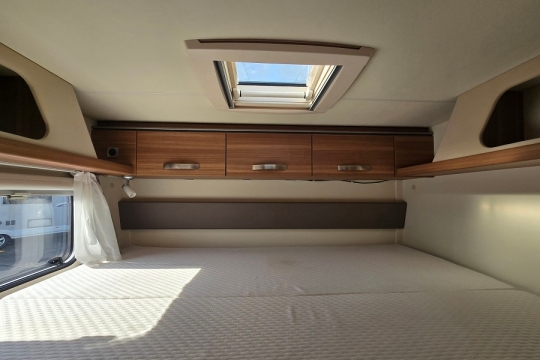 8-weinsberg-cara-compact-interior-bed.jpg