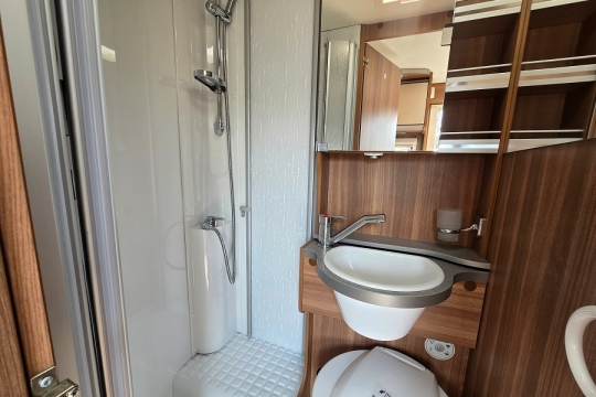 9-weinsberg-cara-compact-interior-bathroom.jpg