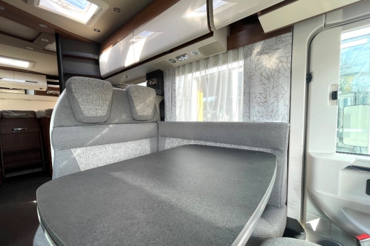 carthago-c2-tourer-i-147-rb-le-interior-dinette.jpg