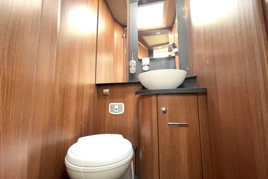 carthago-c2-tourer-i-147-rb-le-interior-washroom.jpg