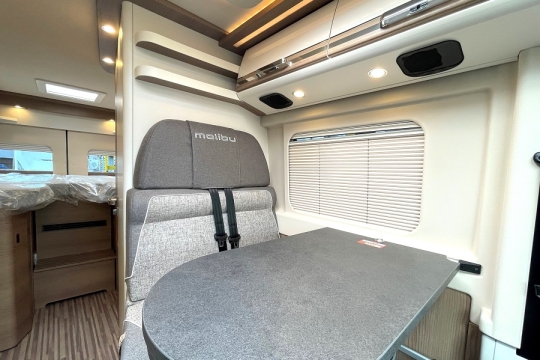 malibu-van-640-le-rb-two-room-interior-dinette.jpg