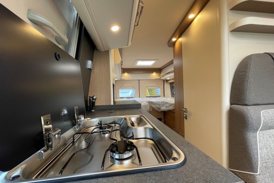 malibu-van-640-le-rb-two-room-interior-hob-to-front.jpg